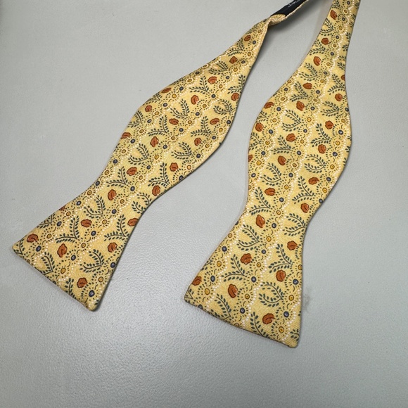 Hermes 100% Silk Floral Bowtie - Picture 7 of 7